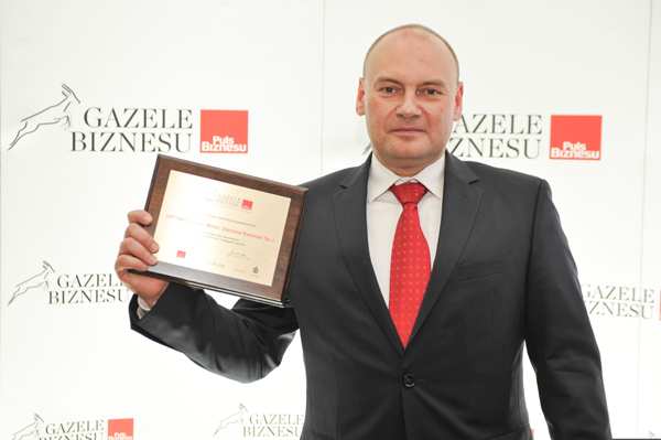 Pamiątkowy dyplom podczas regionalnej gali w Łodzi odebrał Dyrektor Generalny firmy OPTOMER Maciej Lewandowski (fot. Puls Biznesu).